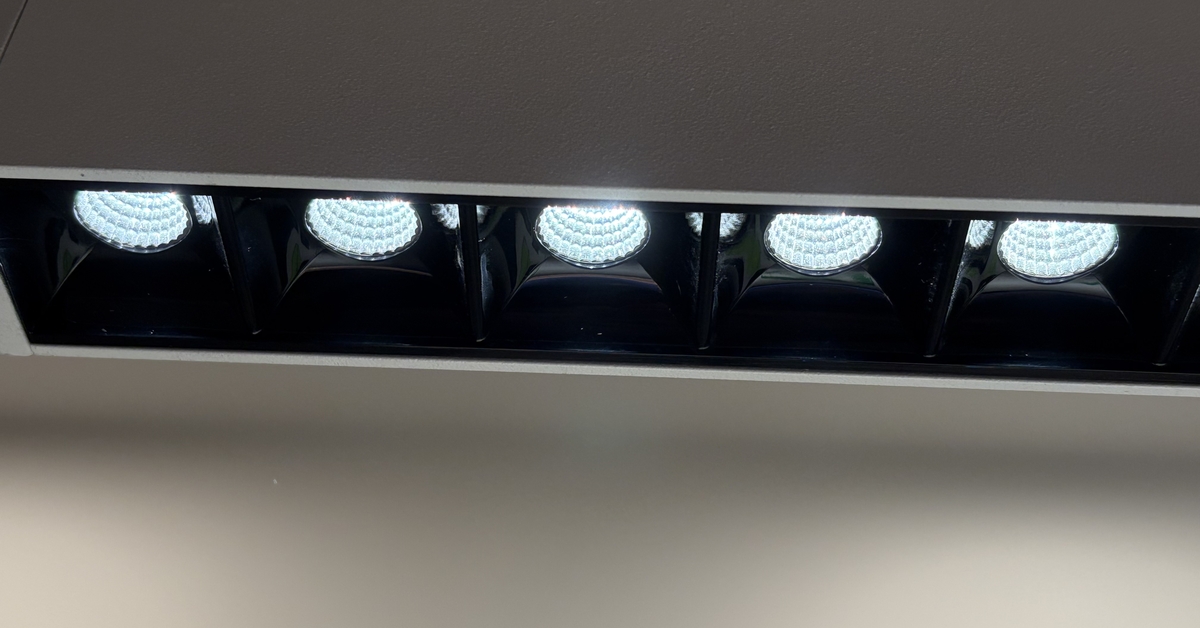 Iluminación lineal de suspensión para oficinas: confort visual y eficiencia en el puesto de trabajo